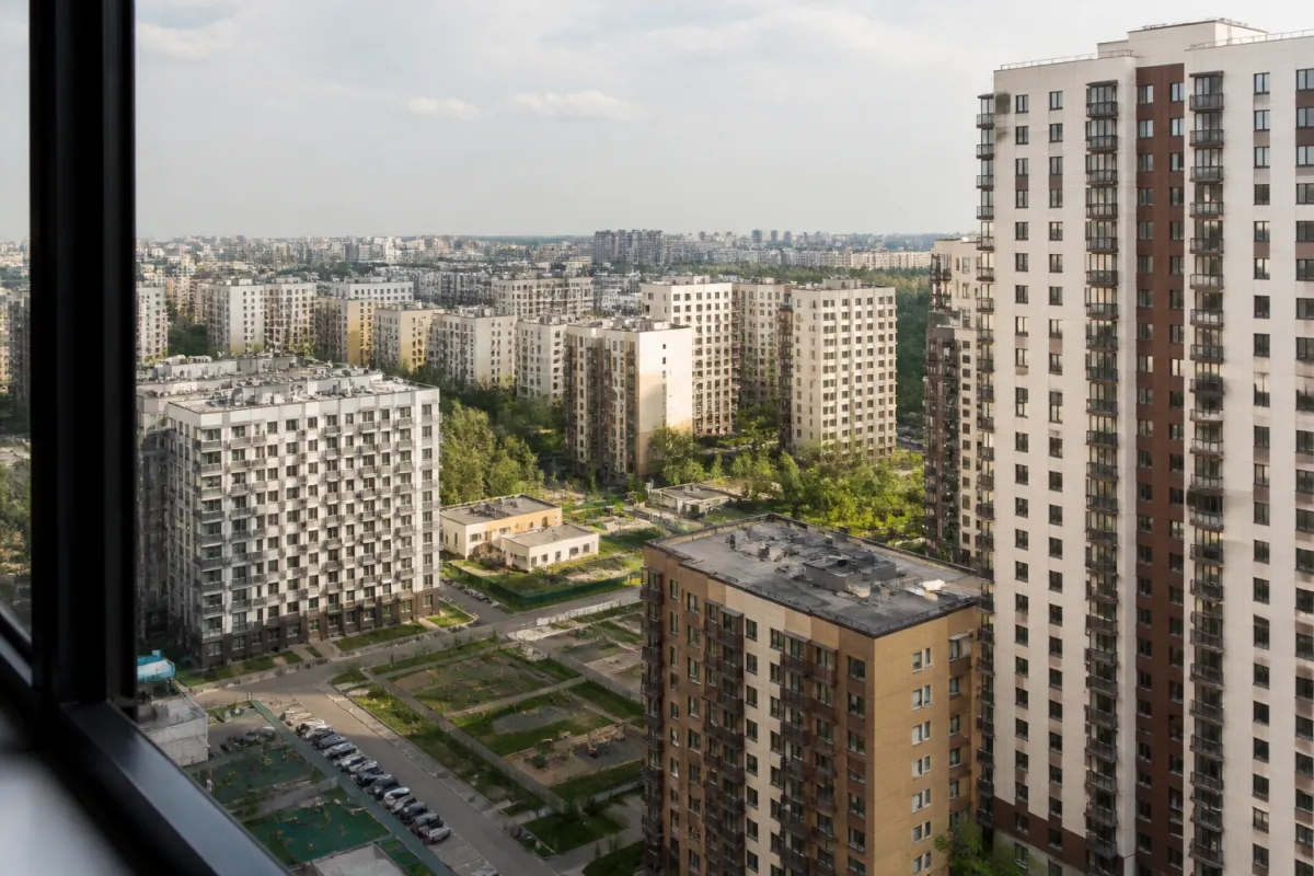 Вид из окна новостройки на город