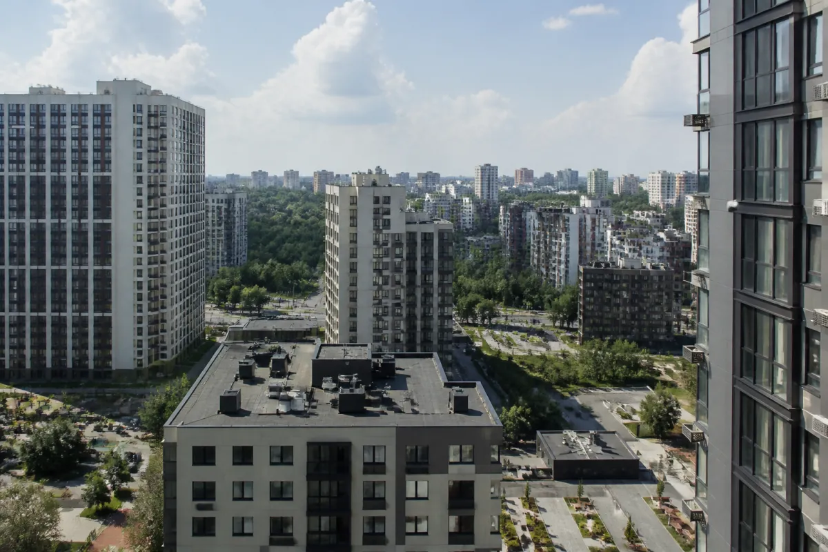 Вид из окна новостройки на город