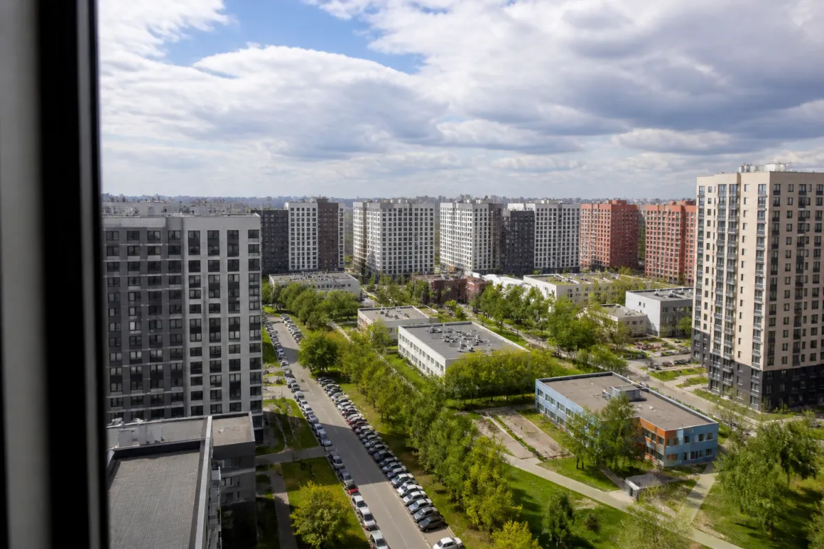 Вид из окна новостройки на город