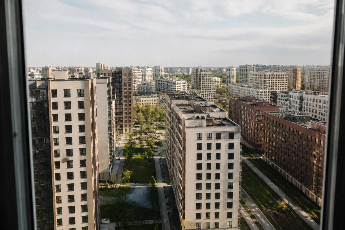 Вид из окна новостройки на город