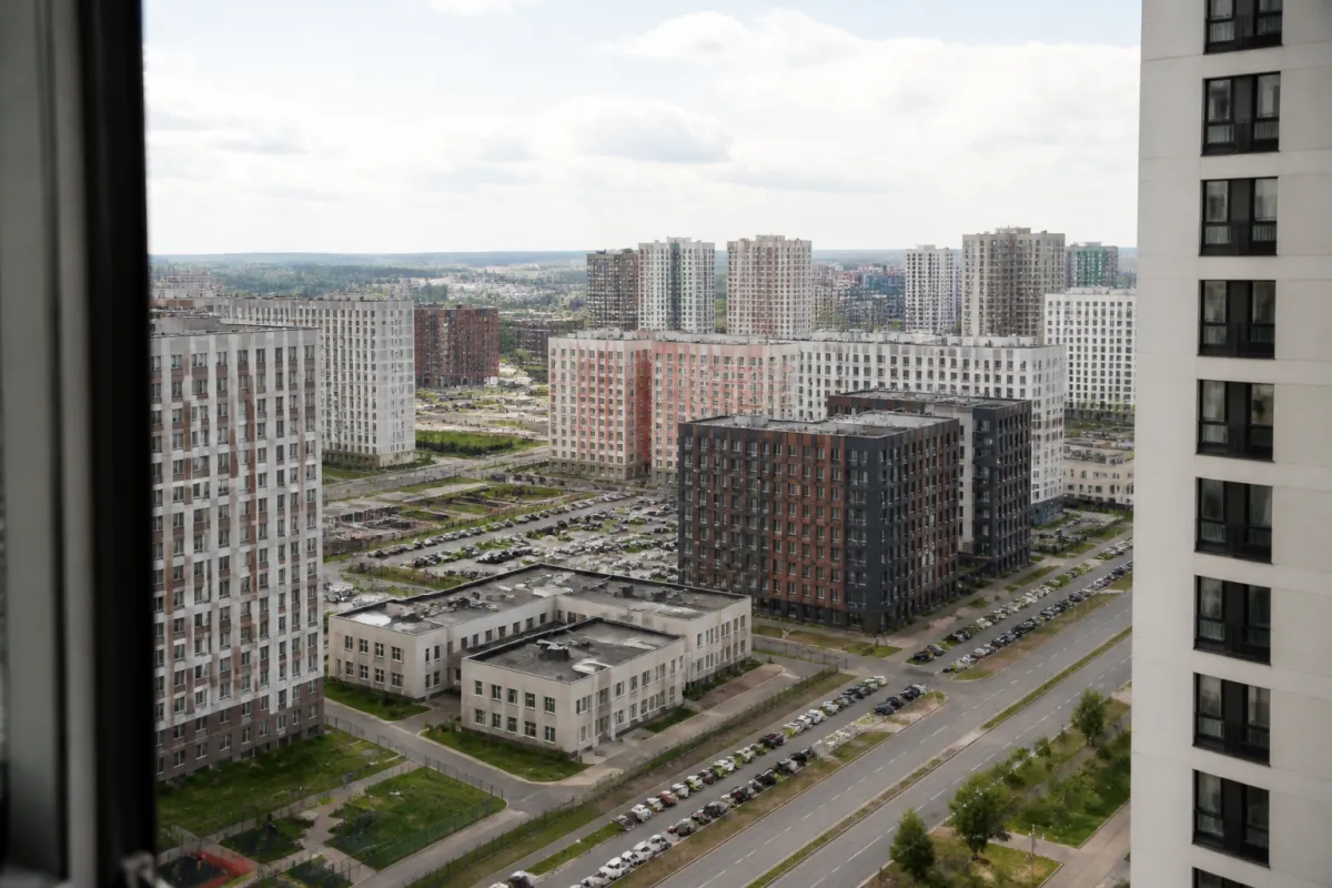Вид из окна новостройки на город