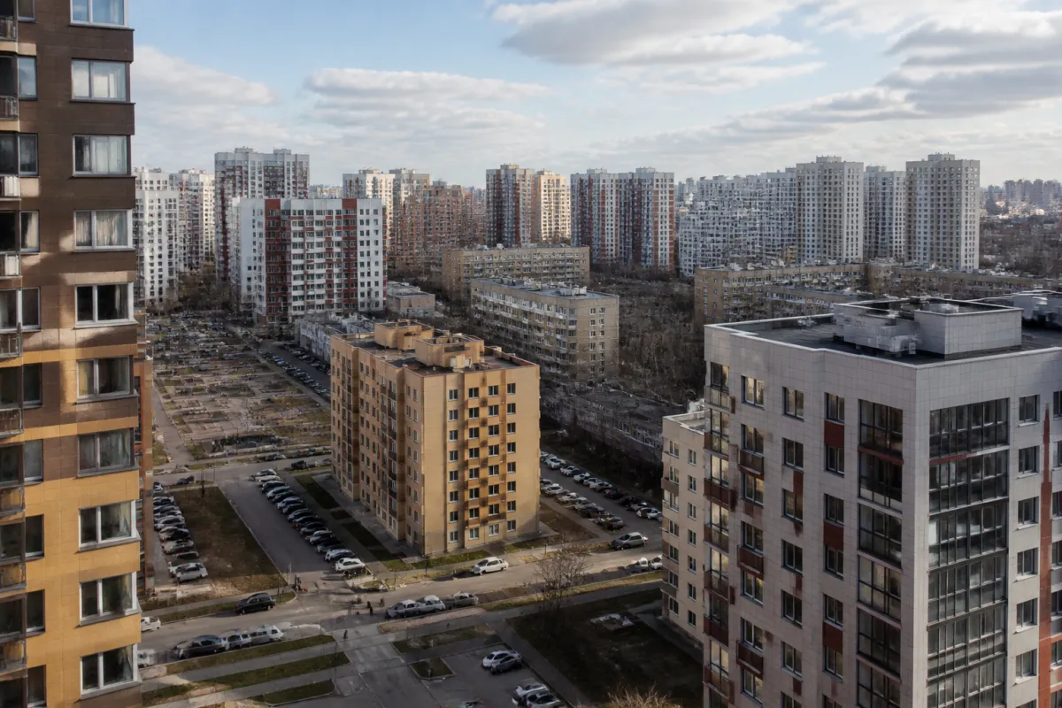 Вид из окна новостройки на город