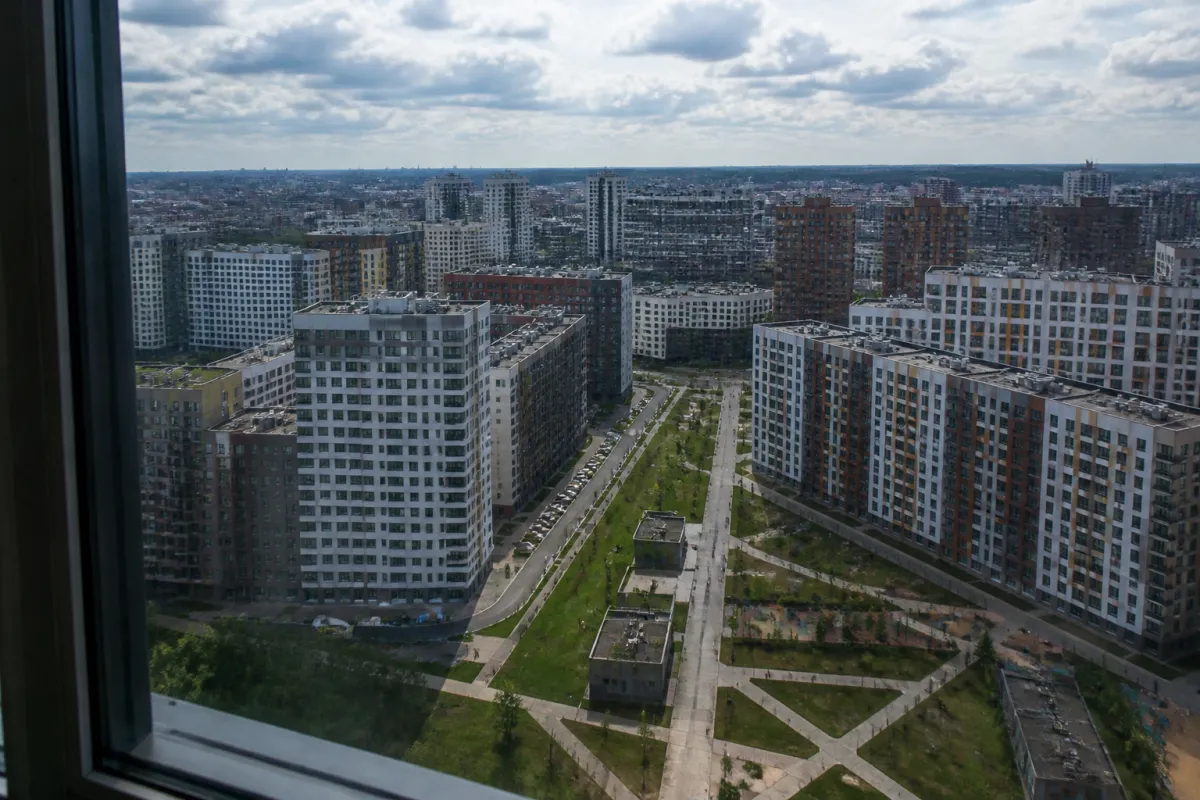 Вид из окна новостройки на город