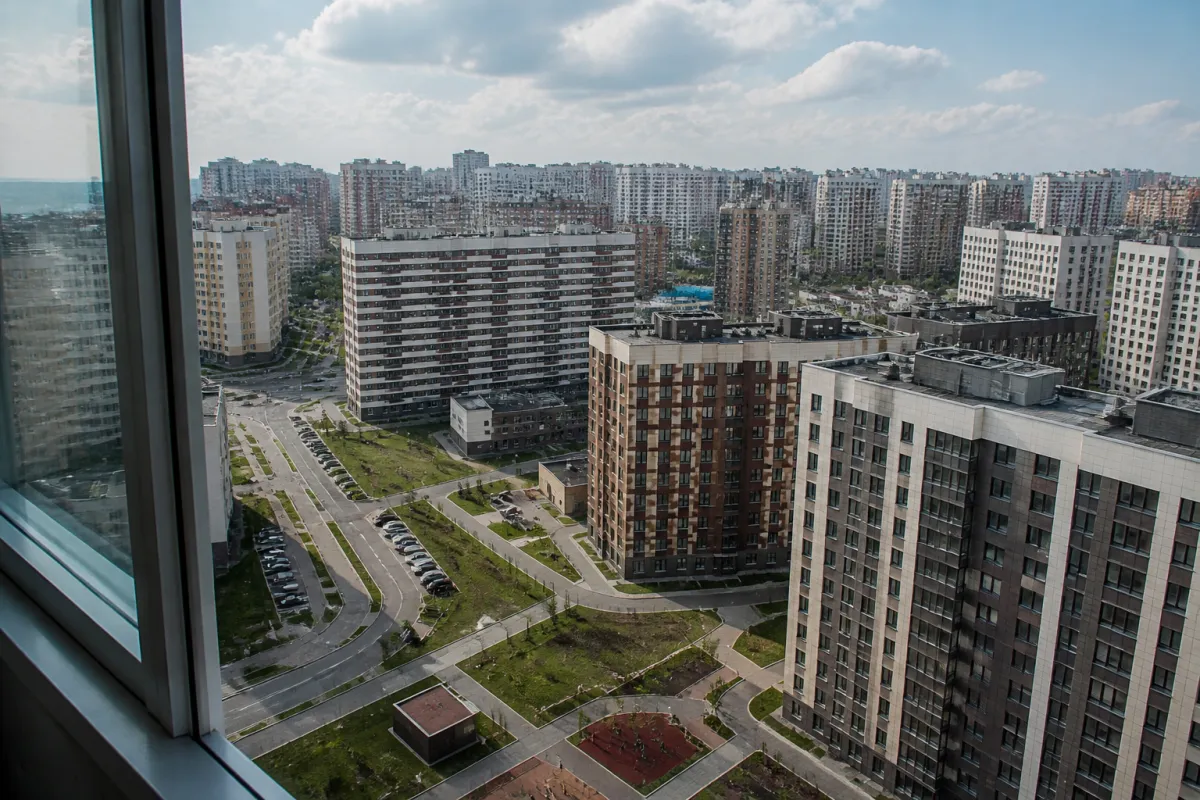 Вид из окна новостройки на город