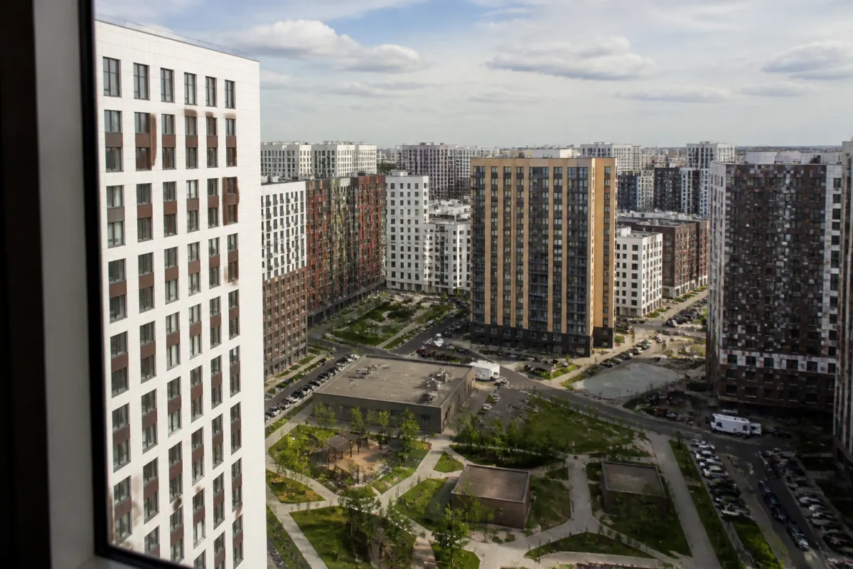 Вид из окна новостройки на город