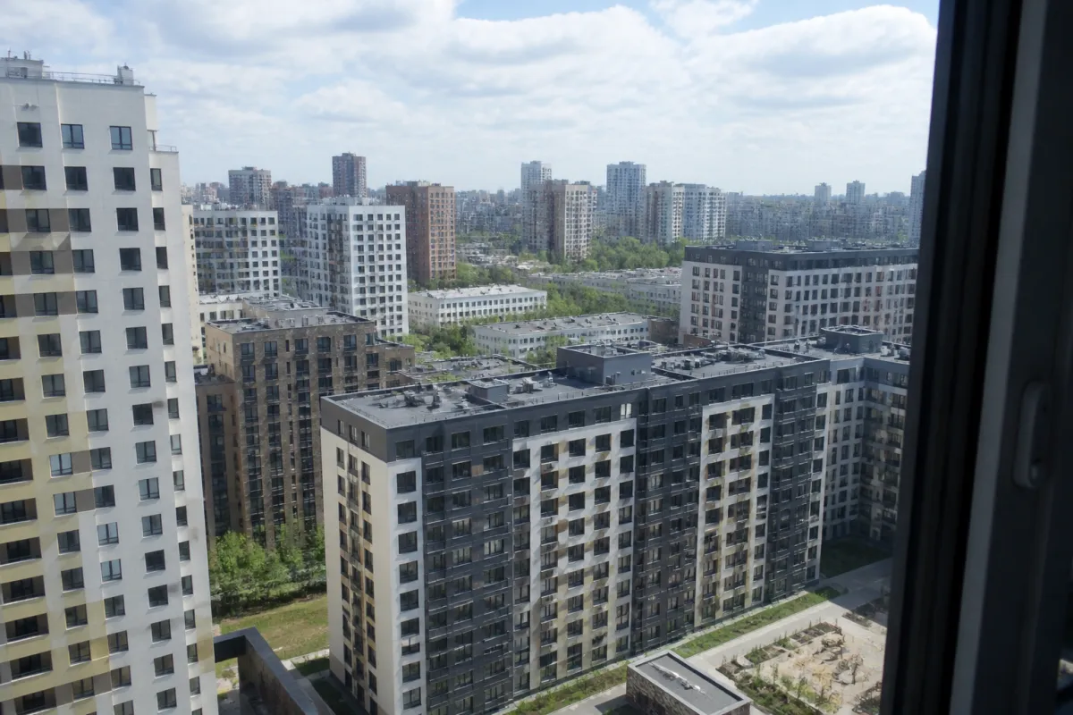 Вид из окна новостройки на город