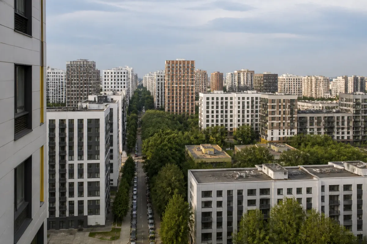 Вид из окна новостройки на город