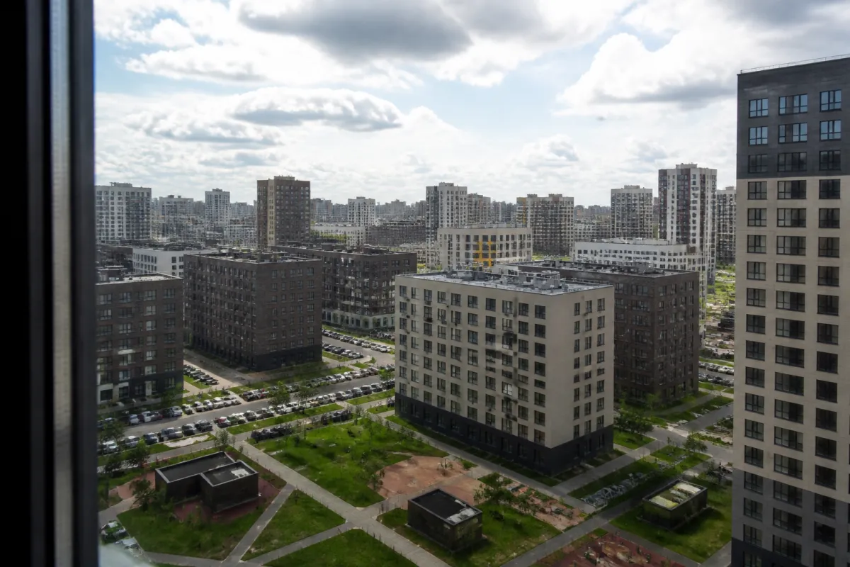 Вид из окна новостройки на город