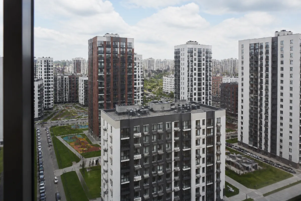 Вид из окна новостройки на город