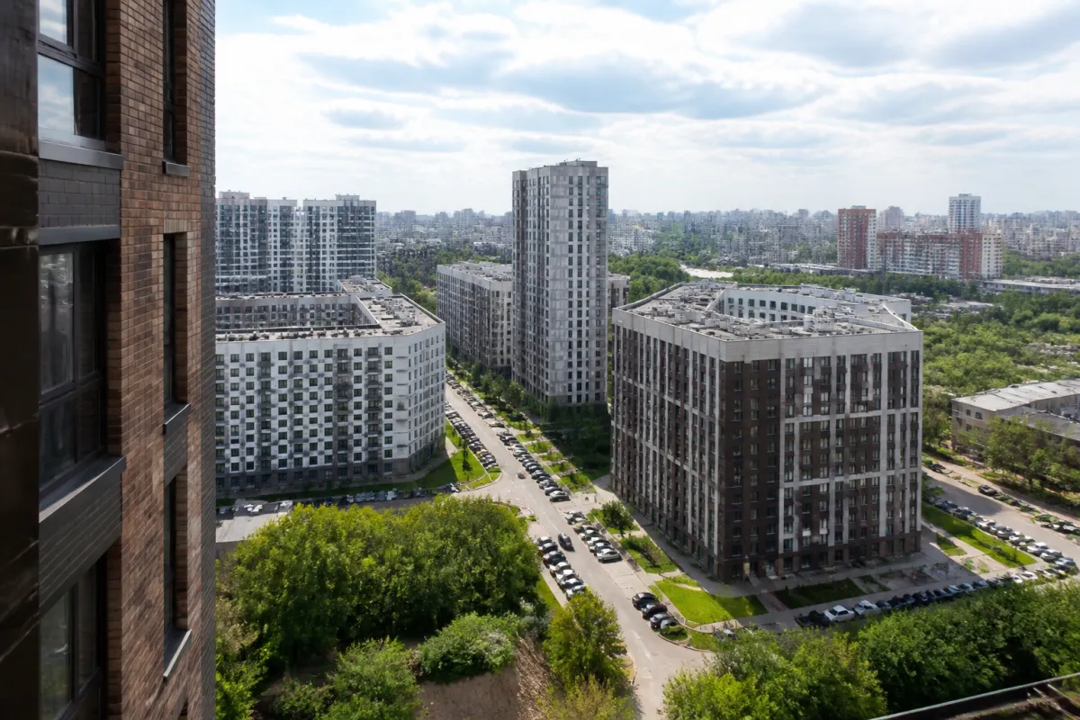 Вид из окна новостройки на город
