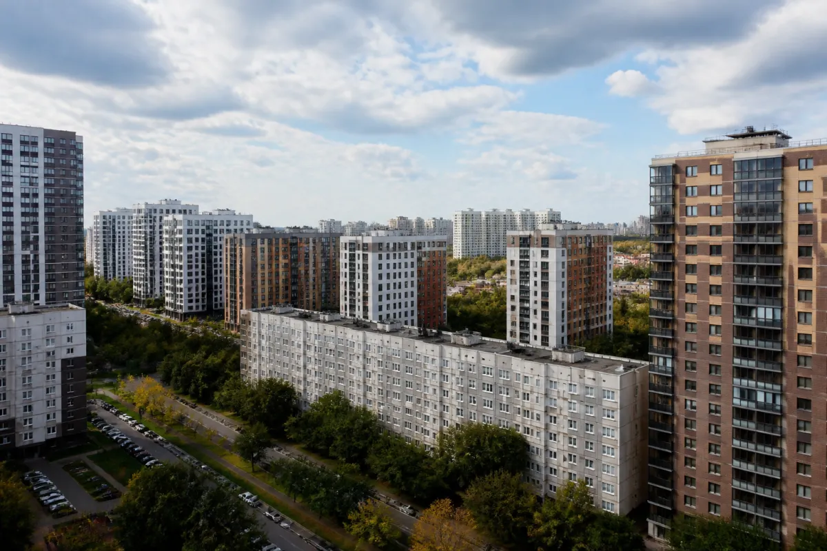 Вид из окна новостройки на город