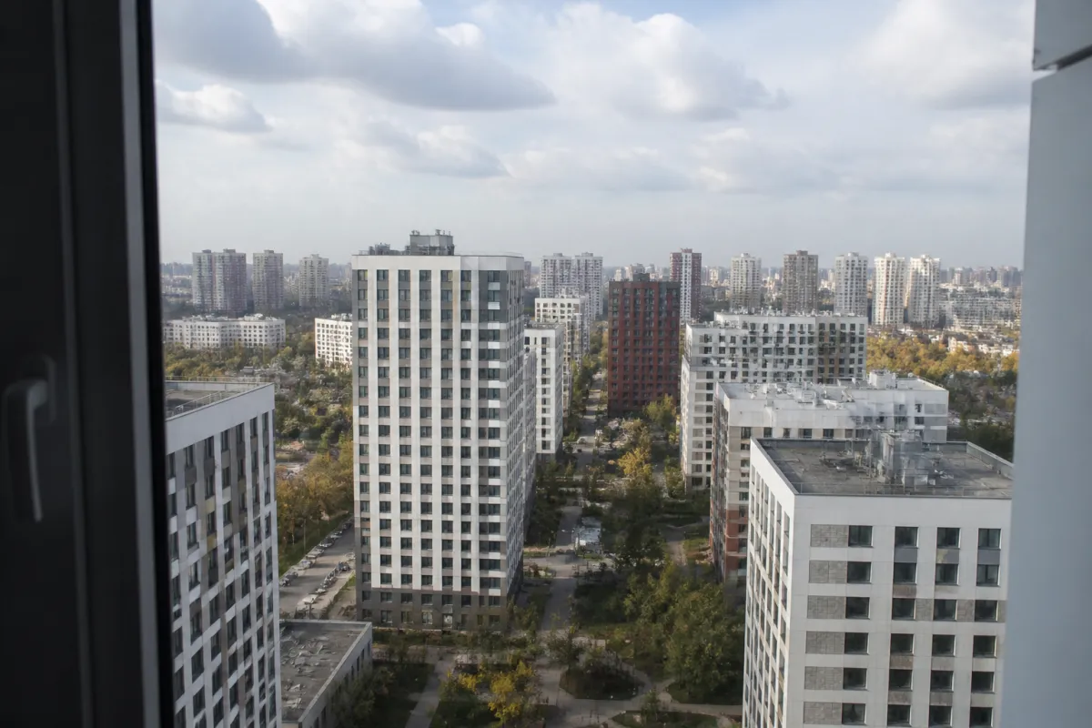 Вид из окна новостройки на город