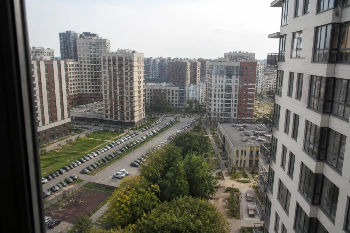 Вид из окна новостройки на город