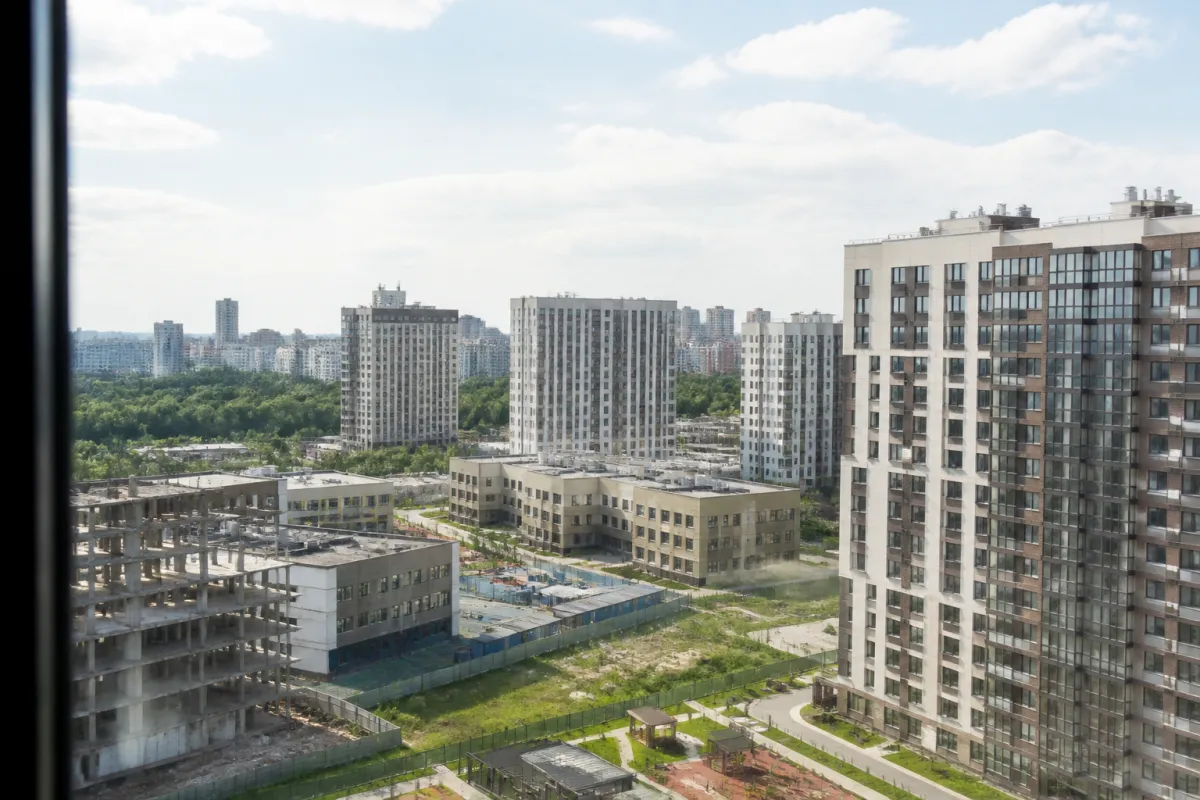 Вид из окна новостройки на город