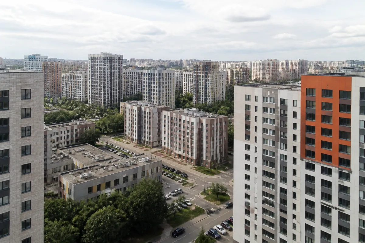 Вид из окна новостройки на город