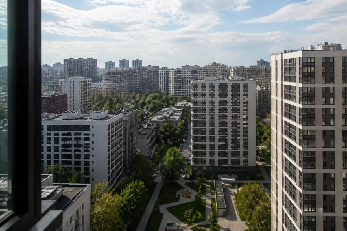 Вид из окна новостройки на город