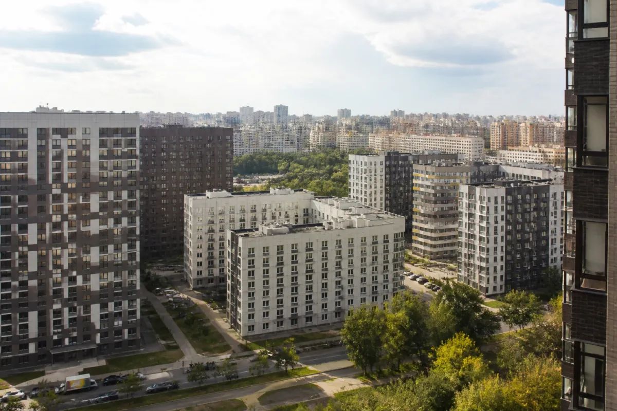 Вид из окна новостройки на город