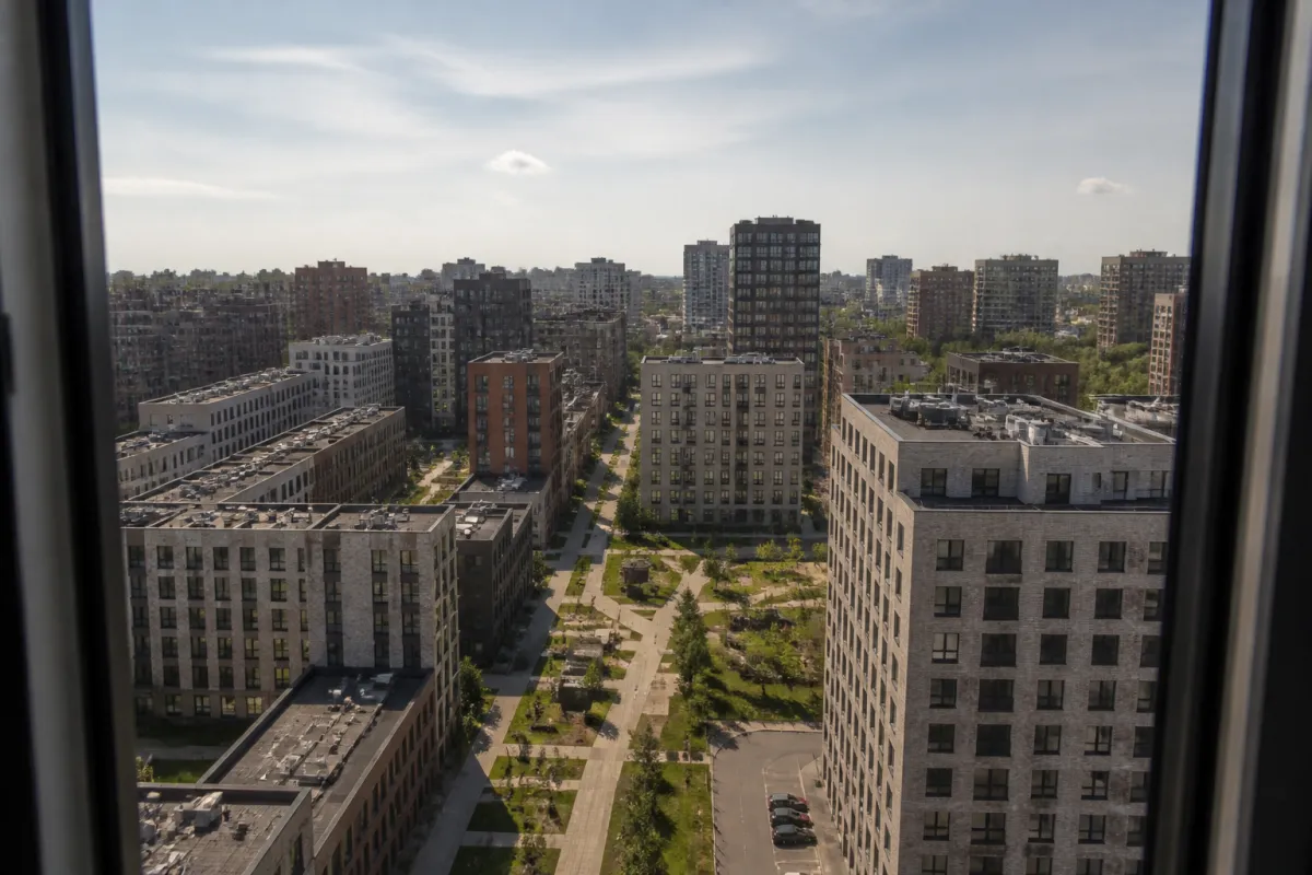 Вид из окна новостройки на город