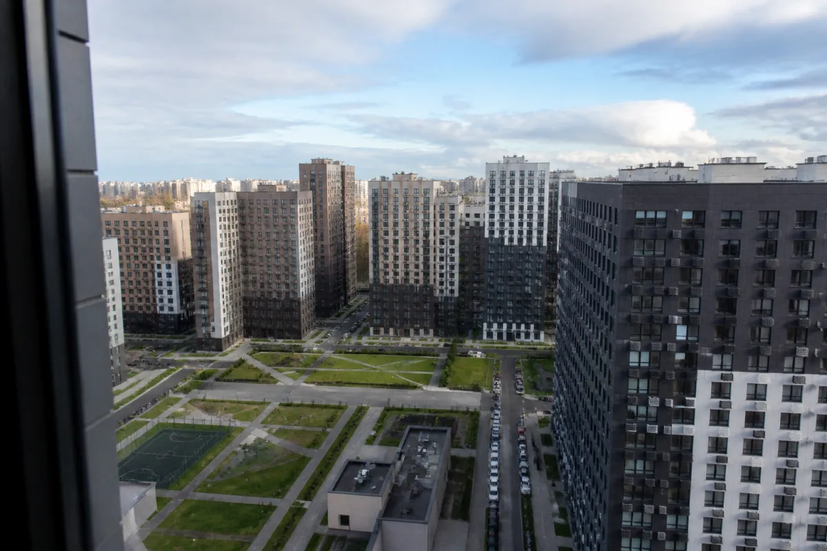 Вид из окна новостройки на город