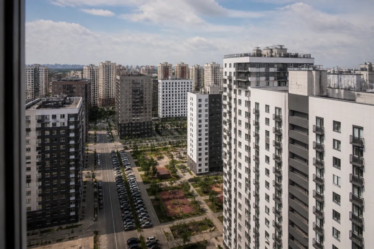 Вид из окна новостройки на город