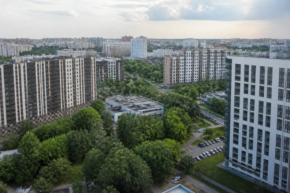 Вид из окна новостройки на город