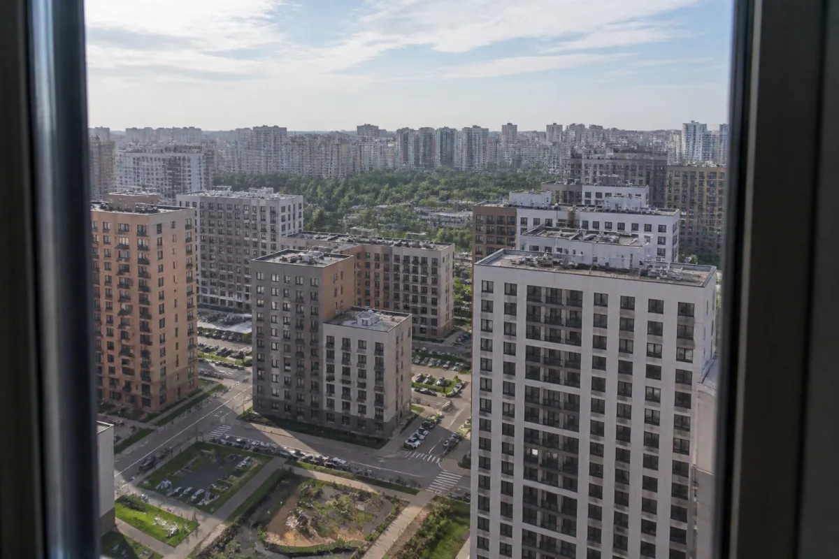 Вид из окна новостройки на город