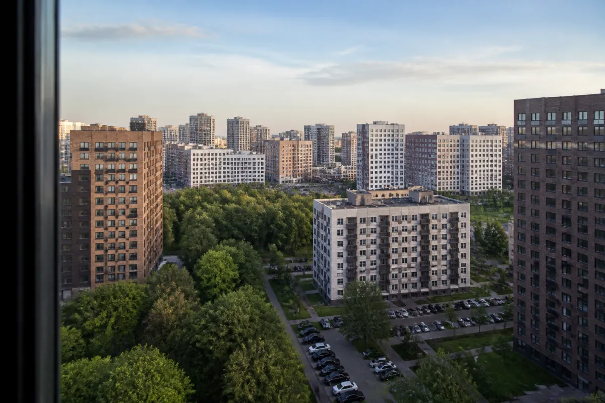 Вид из окна новостройки на город