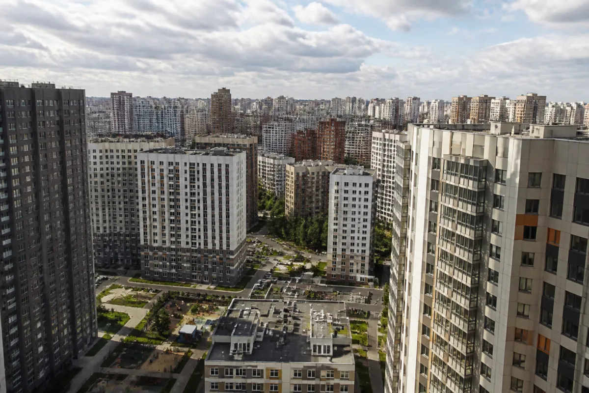 Вид из окна новостройки на город