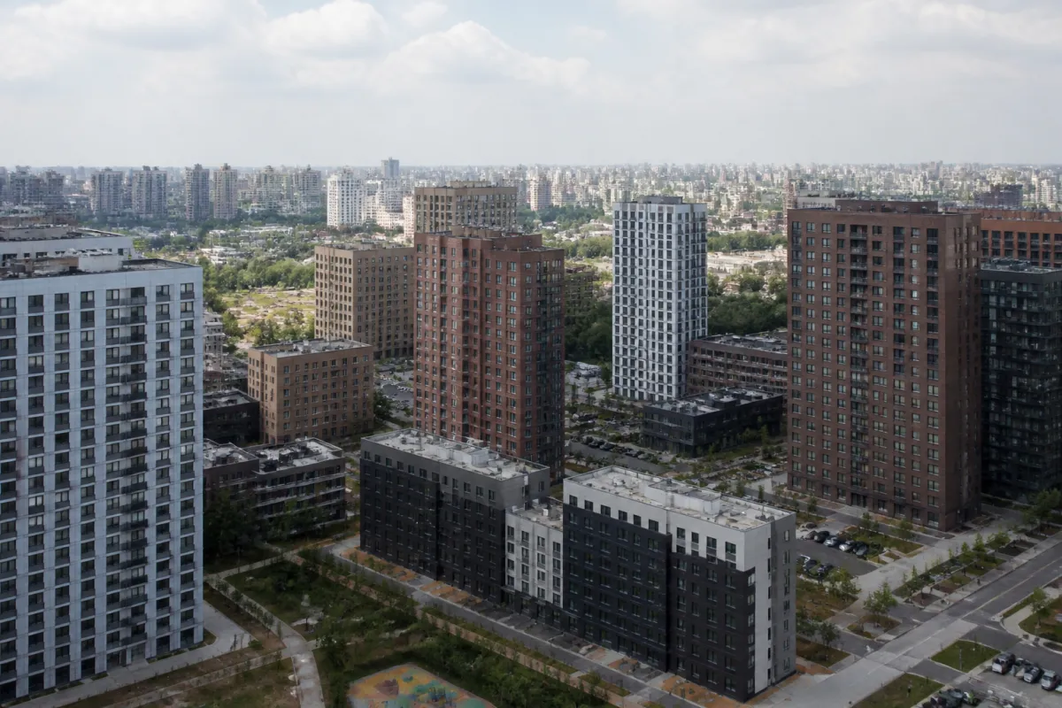 Вид из окна новостройки на город