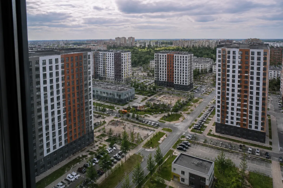 Вид из окна новостройки на город