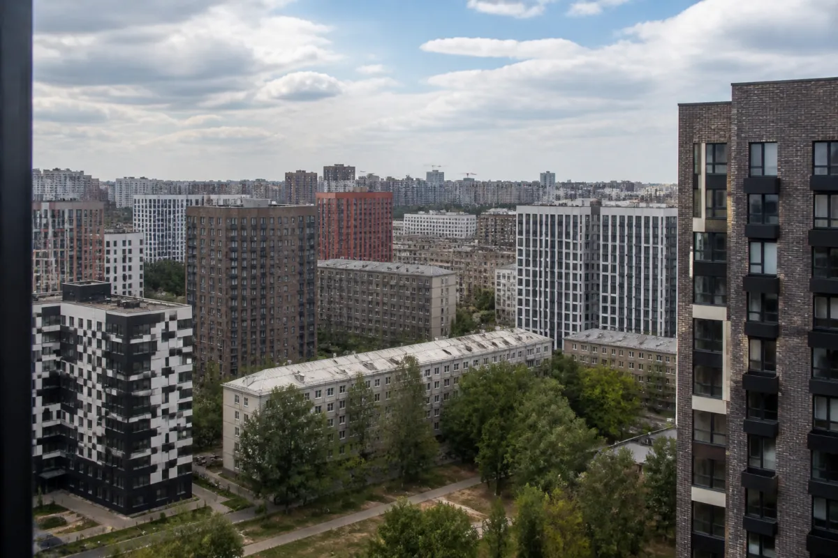 Вид из окна новостройки на город